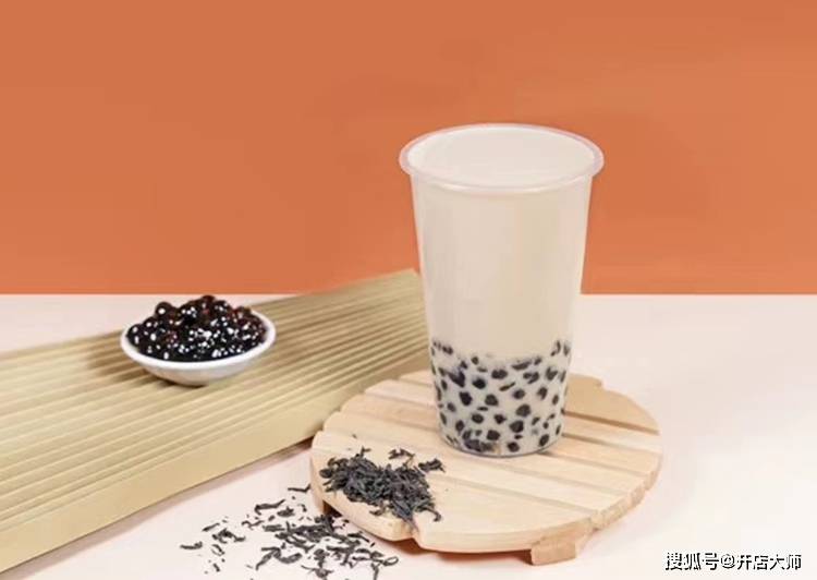 奶茶店老板被问呆:鲜奶茶是牛奶做的,普通奶茶是什么做的?