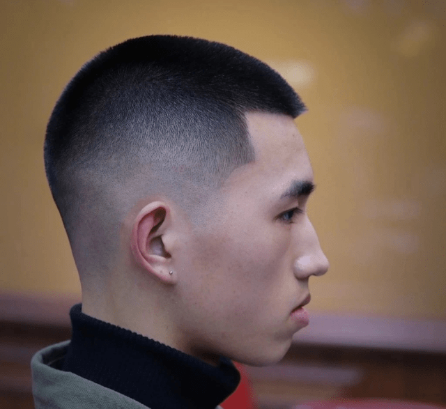 首先咱们来说说这种超短的男士发型 ,整体长度都控制在2cm之内 ,简单
