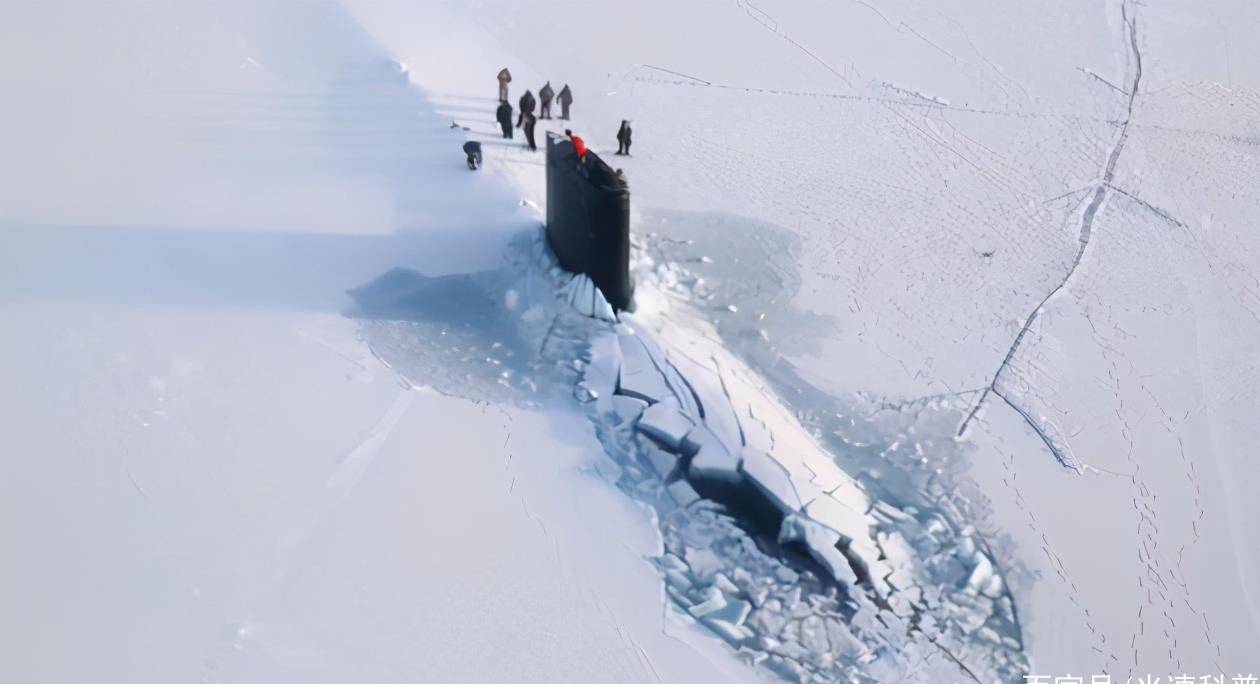 原创三艘核潜艇破冰而出,俄罗斯再秀肌肉,北极也不能少了我们的身影