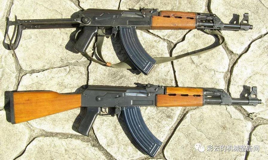 m70a(上)和m70突击步枪,它们的护木散热孔是三个,导气管上有折叠的枪