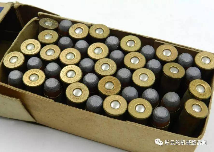 62x39mm步枪弹(右)对比可见一二,图中红色这发是纸弹头霰弹,纸壳弹头
