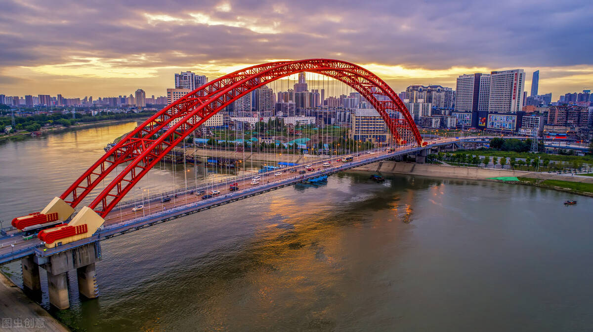 晴川桥 又称汉江三桥,因红色桥拱,亦称"彩虹桥"!