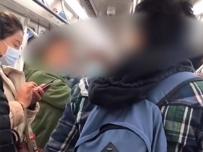 蛮横无礼!红发大妈地铁上和年轻人抢座,武力值满贯,假装高血压
