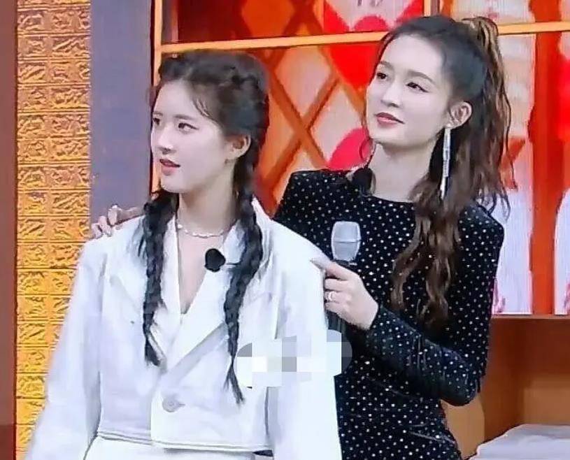 与李沁同框,赵露思脚踩"高跷"却仍矮对方半头,真实身高成谜