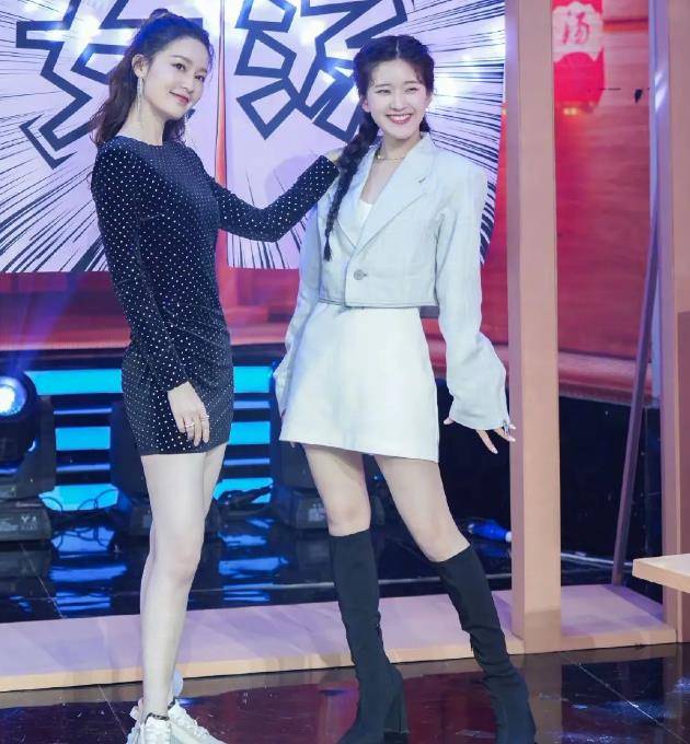 与李沁同框,赵露思脚踩"高跷"却仍矮对方半头,真实身高成谜