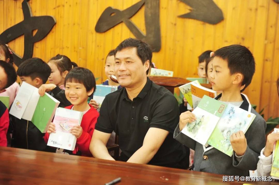 作家进校园书香伴成长宁波市北仑区蔚斗小学