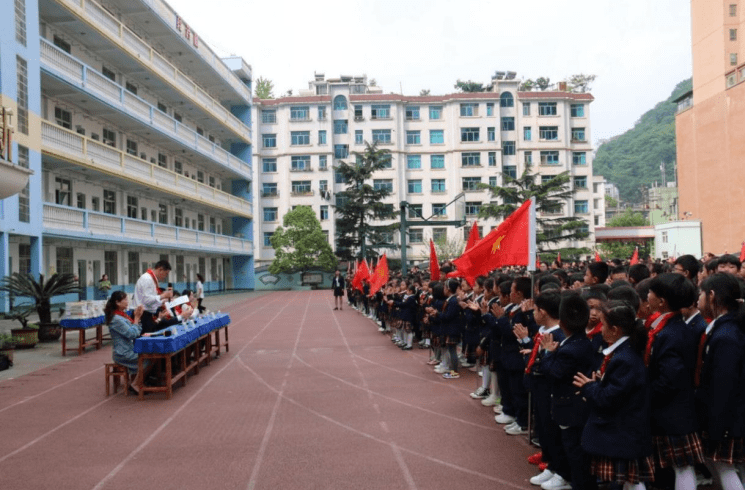 六枝特区妇联到特区第二小学开展图书捐赠活动