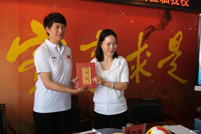 昆一中西山学校校长高富英(右一,云南省滇锋体育有限公司总经理