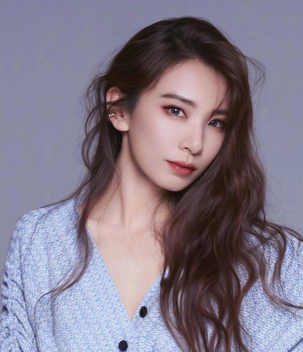 田馥甄的鼻梁是学姐很喜欢的类型,鼻骨比较纤细 给人一种淡淡的精明感