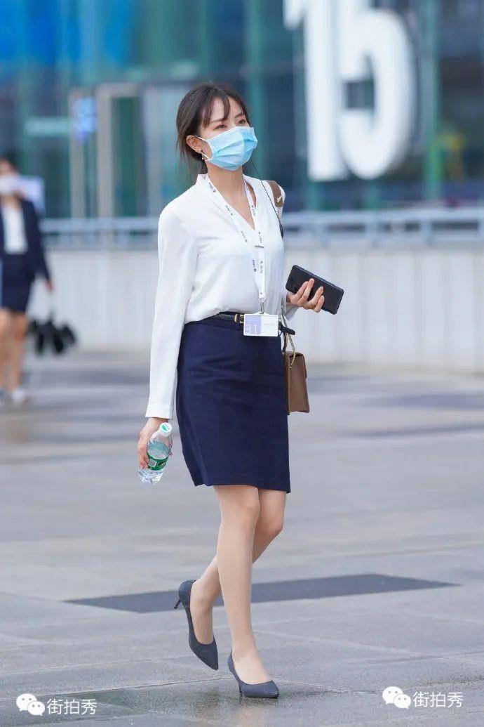街拍:走路的气质性感美女