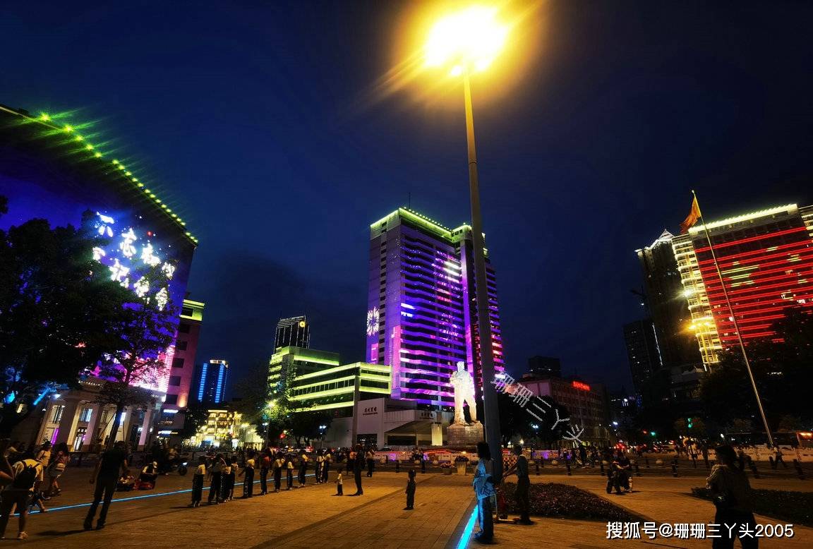 到一座城市旅行,白天可以到各个景点游玩,晚上就可以看一看这座城市