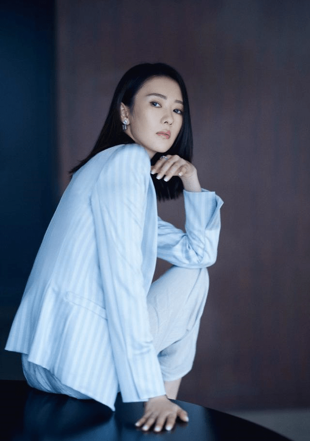 童瑶当了阔太仍爱职场风,穿西装出镜打扮像个打工人,气质好任性