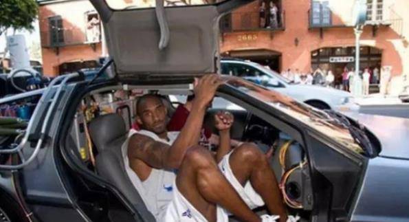 原创nba巨人开车有多难?戈塔特在车顶开了个洞,奥胖差点能把车坐塌
