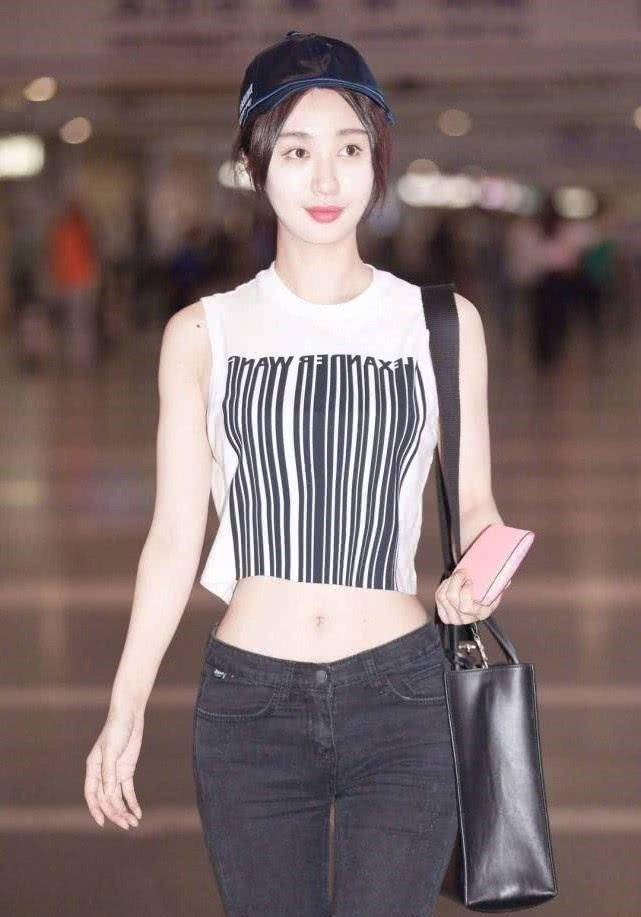 李菲儿的腰有多细?80斤穿的铅笔裤,她穿裤头太松,还能
