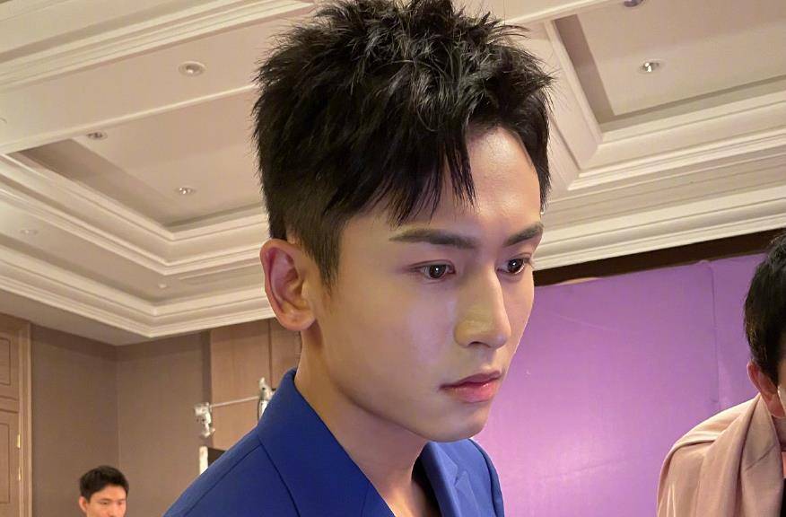 原创张哲瀚代言洗发水,却顶着假发拍广告,网友:还不如直接代言假发
