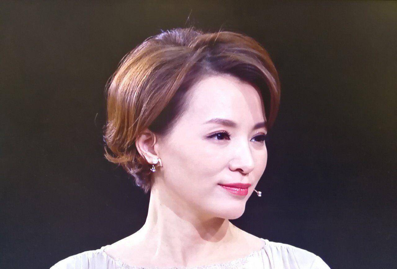 董卿颜值气质俱佳完全不输一线女星是什么造就了如今的她