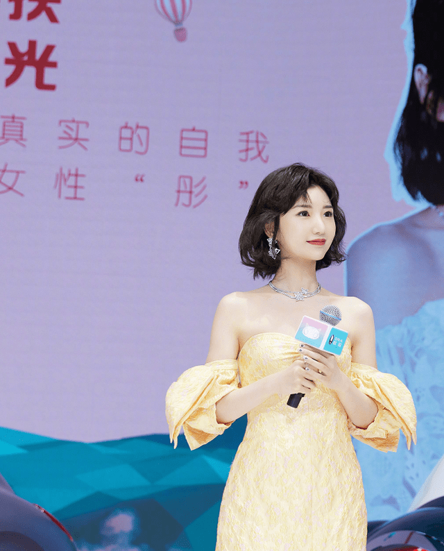 毛晓彤真有少女感穿公主裙配卷发这才是真正的在逃公主