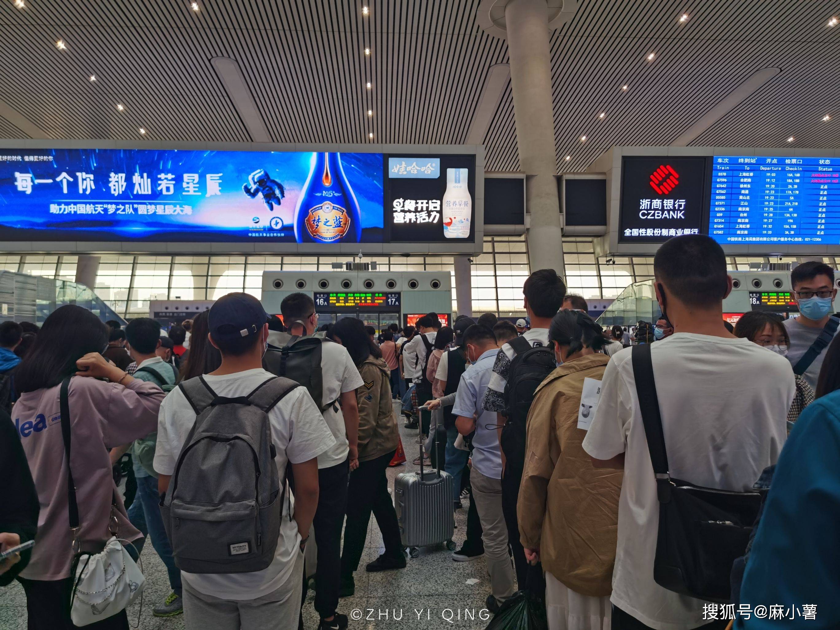 杭州东站面积之大,从1号检票口到28号检票口,光是步行都要走个七八