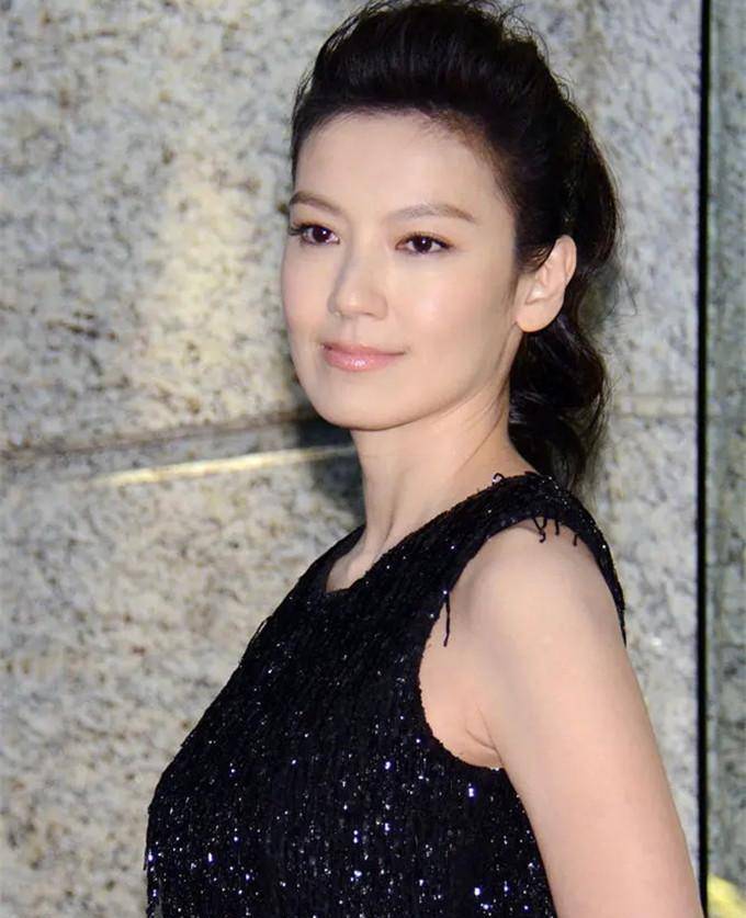 原创44岁林熙蕾近照,连生2女身材仍完美,曾被王晶看好能接班邱淑贞