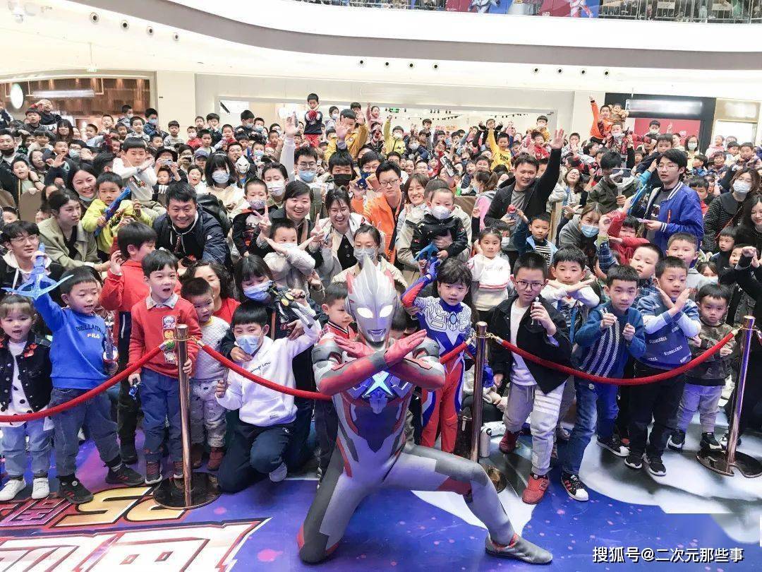 奥特曼魂展出现低素质奥迷,用手搓皮套演员头部,演员当场发飙