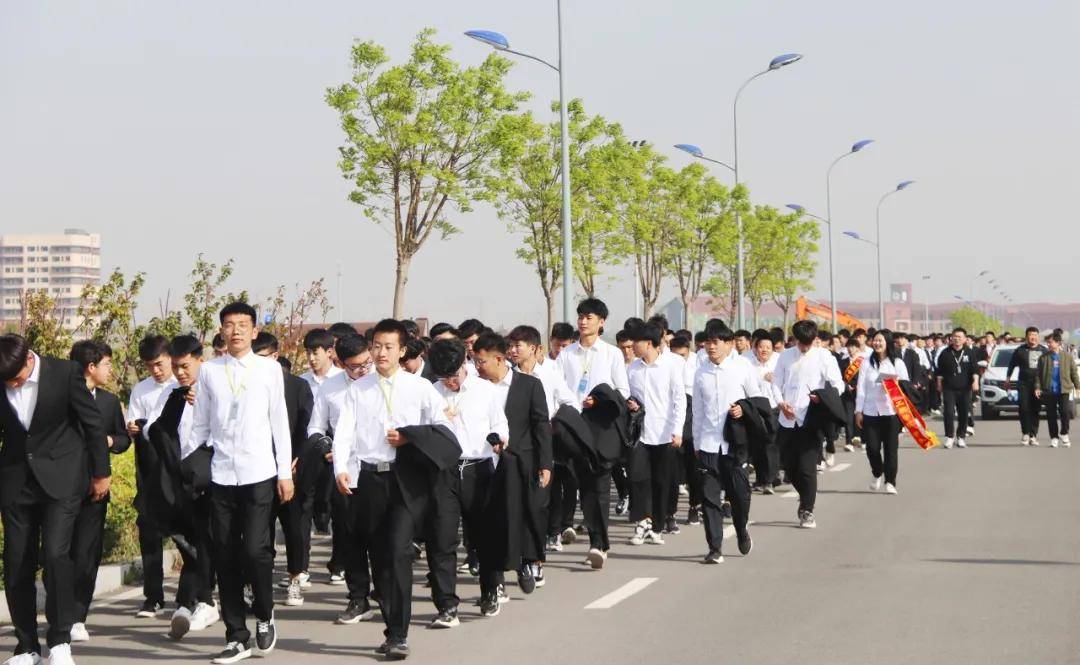 曹妃甸职业技术学院8000人"重走长征路",争做新时代传承人