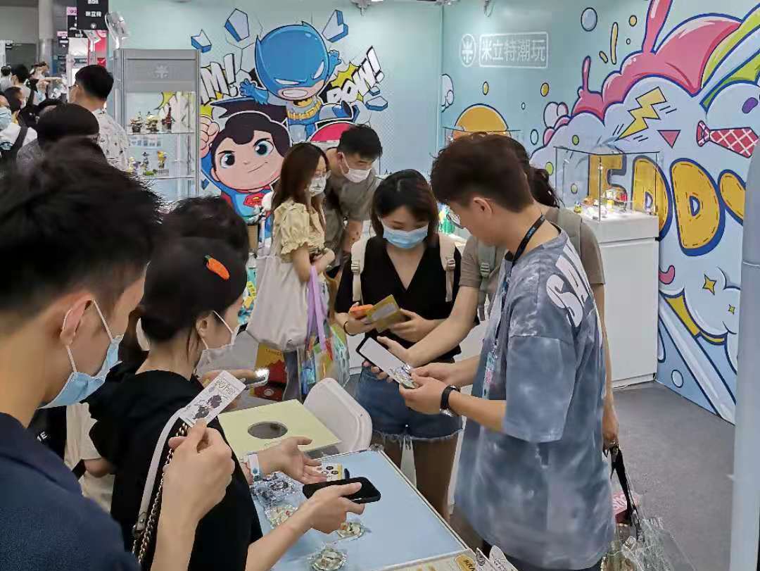 (小大人eddy设计师签名互动现场▲)(米立特展会现场布置▲)qq潮玩展