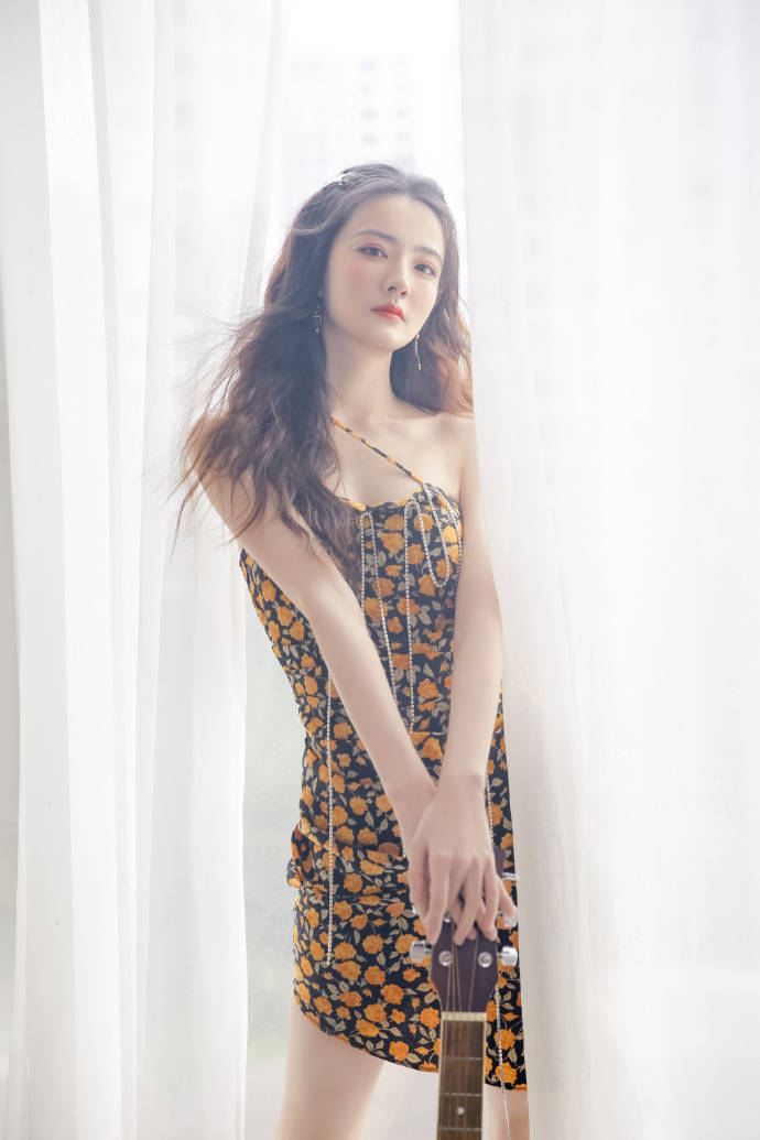 原创难怪徐璐成"小甜剧"新宠,光脚丫穿碎花裙出镜,甜得都"齁"啦