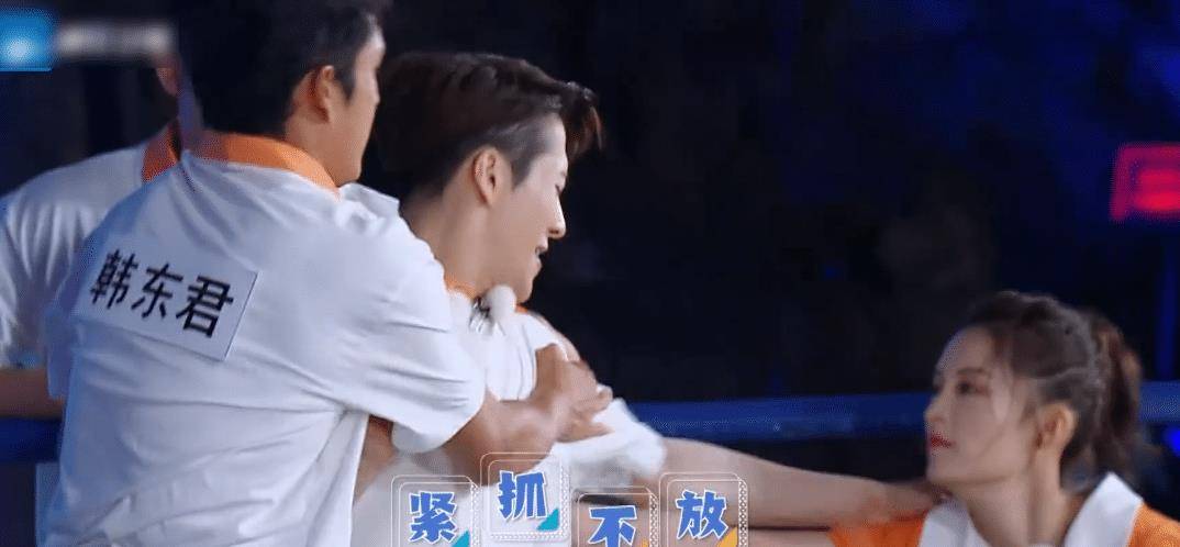 原创《奔跑吧》擂台上撕名牌,沙溢队剩李沁一人,王嘉尔绅士手太暖心