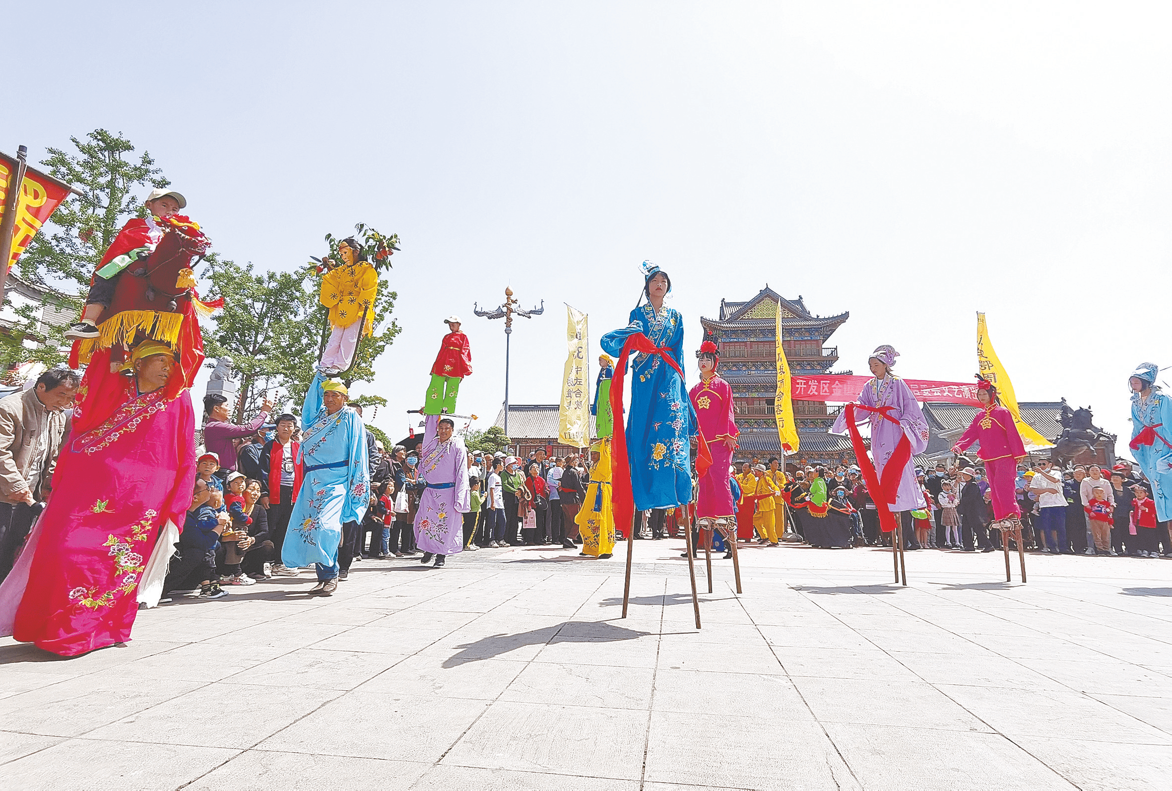 5月1日,河南省驻马店市皇家驿站第三届"五一"民俗文化节暨驿城老街开