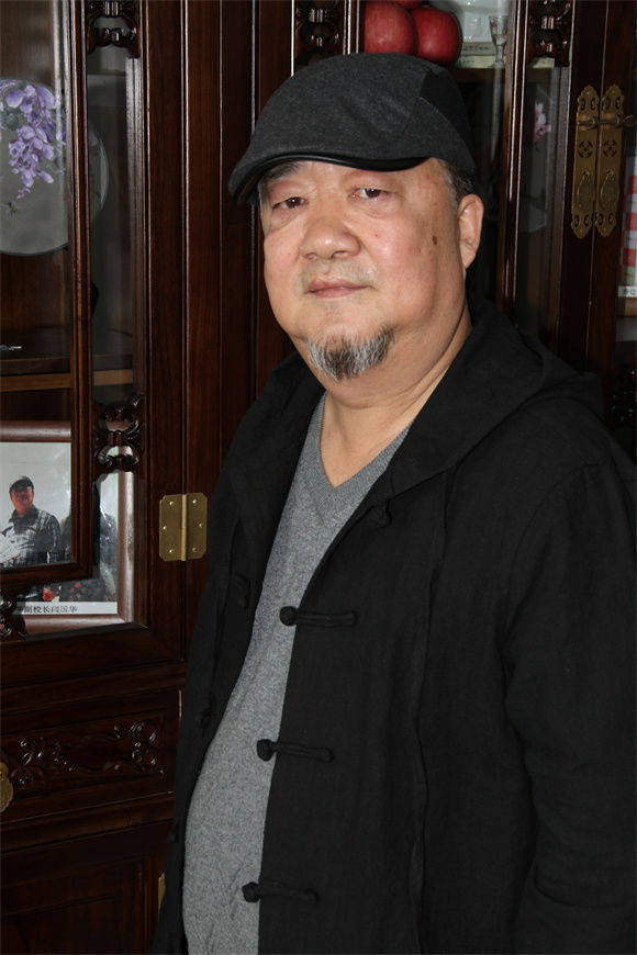 简介李贵,字墨生,1963年生于黑龙江省鹤岗,徐悲鸿再传弟子,职业画家