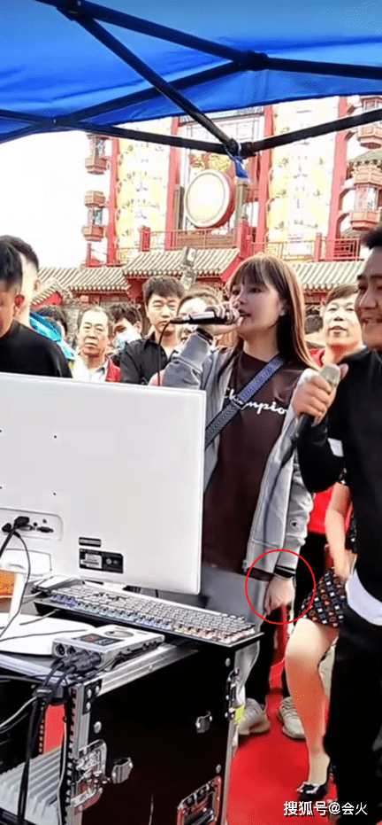 赵本山女儿现身街头唱歌,场地简陋舞台狭小,飙高音引路人围观