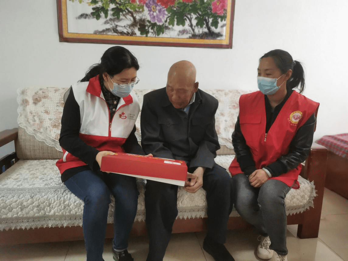 太原:志愿者联合社区慰问独居老人