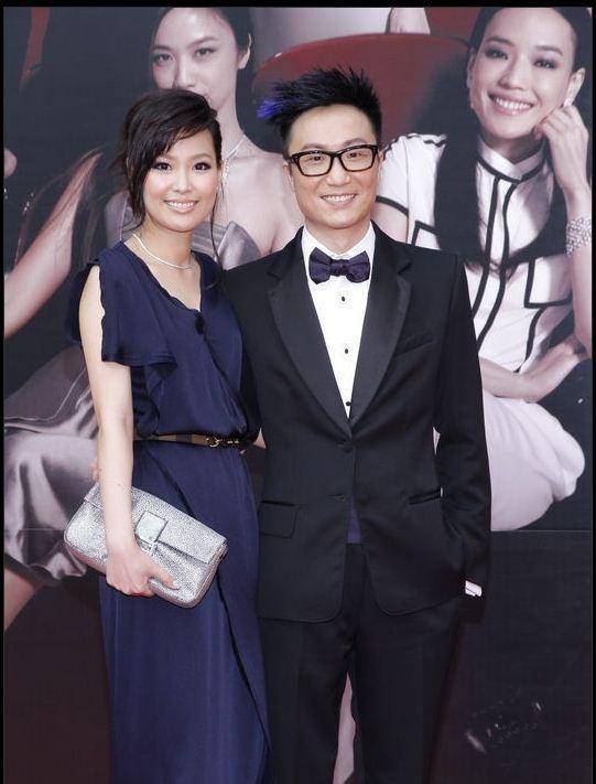 郑中基夫妇甜蜜约会牵手过马路,杨千嬅阿sa无法驯服的