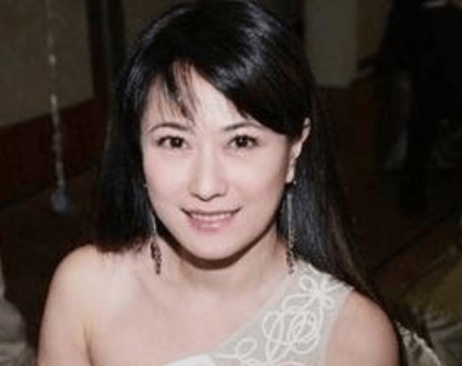 曾被封"台湾第一美女",2次嫁豪门均净身出户,54岁美艳动人_戈伟如