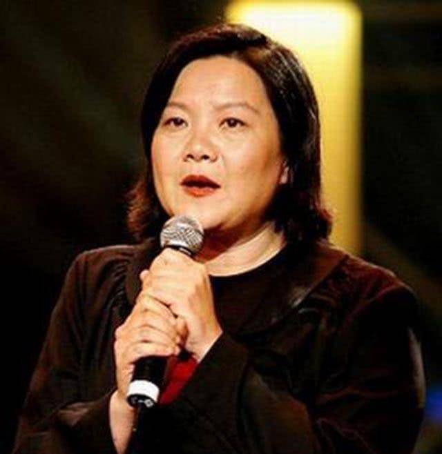 原创洪晃首度公开与现任丈夫合照网友大赞其夫长得比陈凯歌帅多了