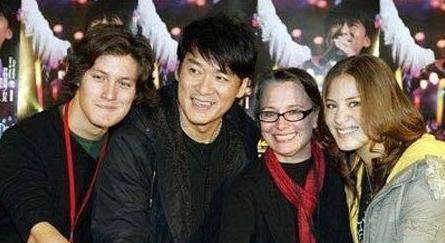 周华健老婆近照曝光,似70岁老太,为何依旧被周华健宠爱不嫌弃?