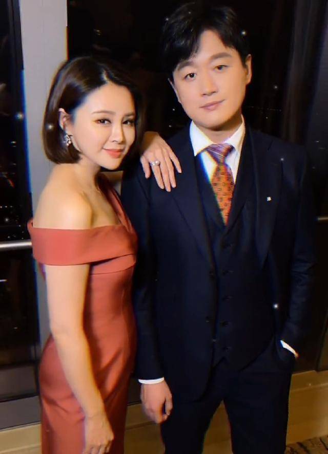 原创佟大为夫妻要拼四胎关悦近照曝光身穿紧身裙小腹微凸疑似怀孕