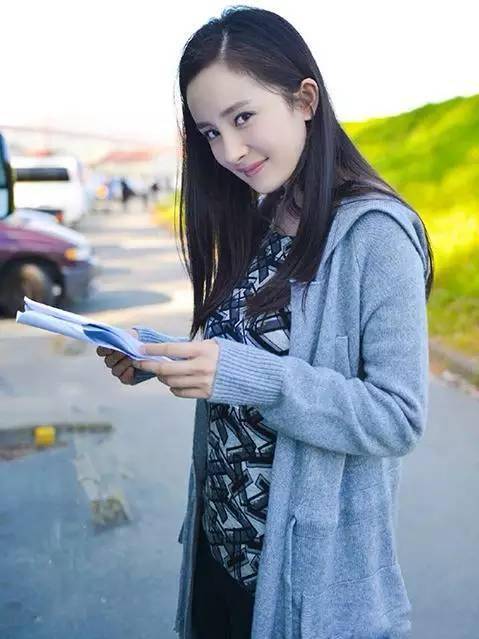 杨幂老师很喜欢看书,动不动手里就那本书,至于是什么书,我们不得而知.