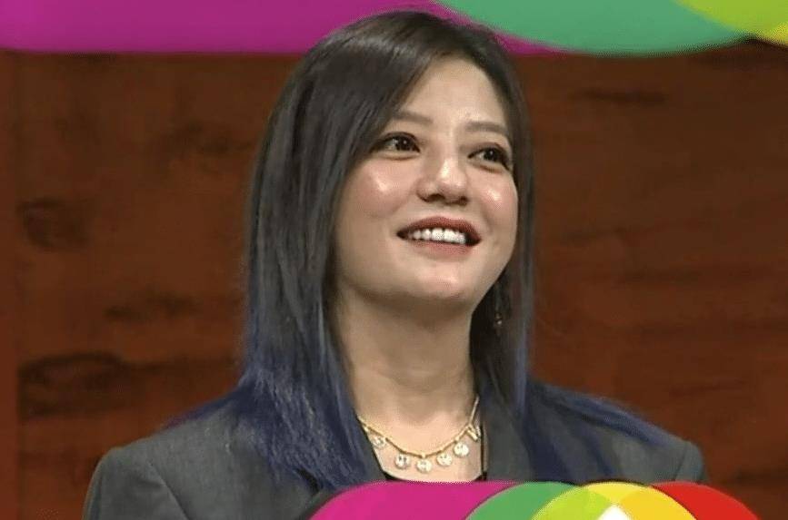 原创赵薇现身综艺发布会,未ps直播生图被传开,44岁状态太真实