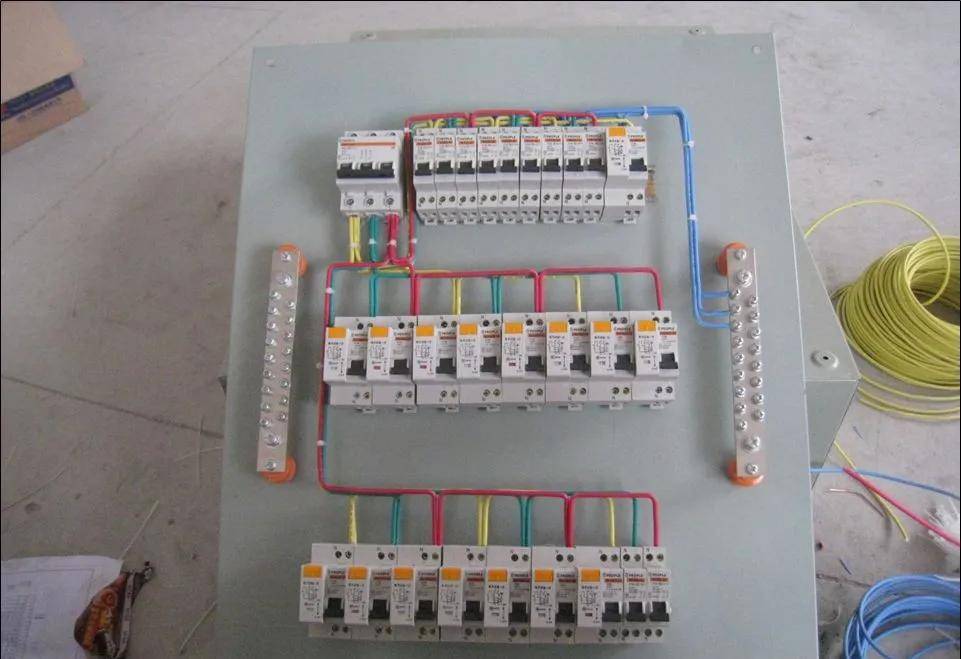 老电工手把手教您如何做好配电箱内部配线,图文详解,值得收藏