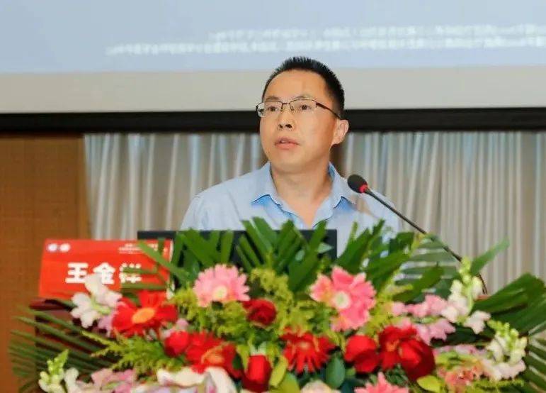 北京潞河医院王金祥以《下呼吸道感染患者粘液高分泌管理》为题,从病