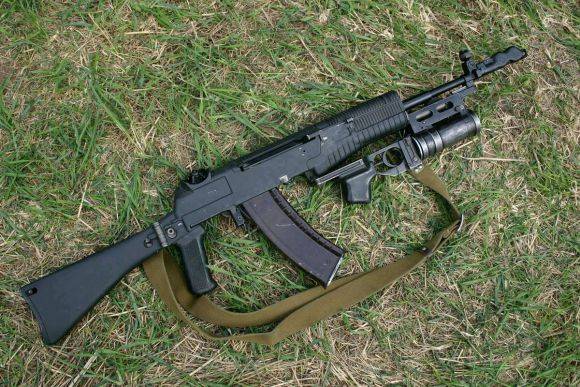 原创尴尬的俄军先进步枪:an94自动步枪