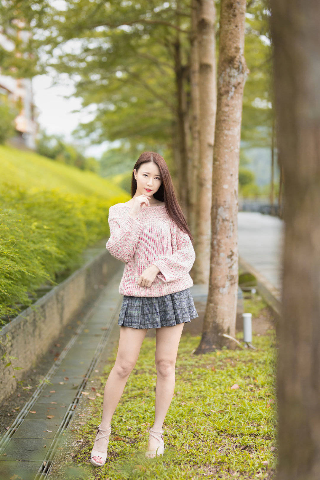 长袖冰丝衫,搭配超短百褶裙,足以显示出美女的独特性