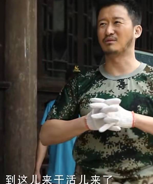 " 在灾区,吴京曾经7天没刷牙,没洗脸,没刮胡子.