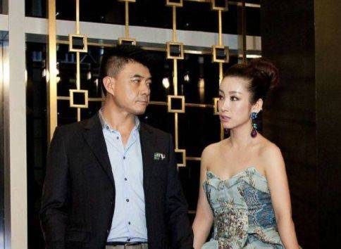 虽然王新军曾经与唐静也有过一次的婚姻,但是两人的婚姻十分的相爱