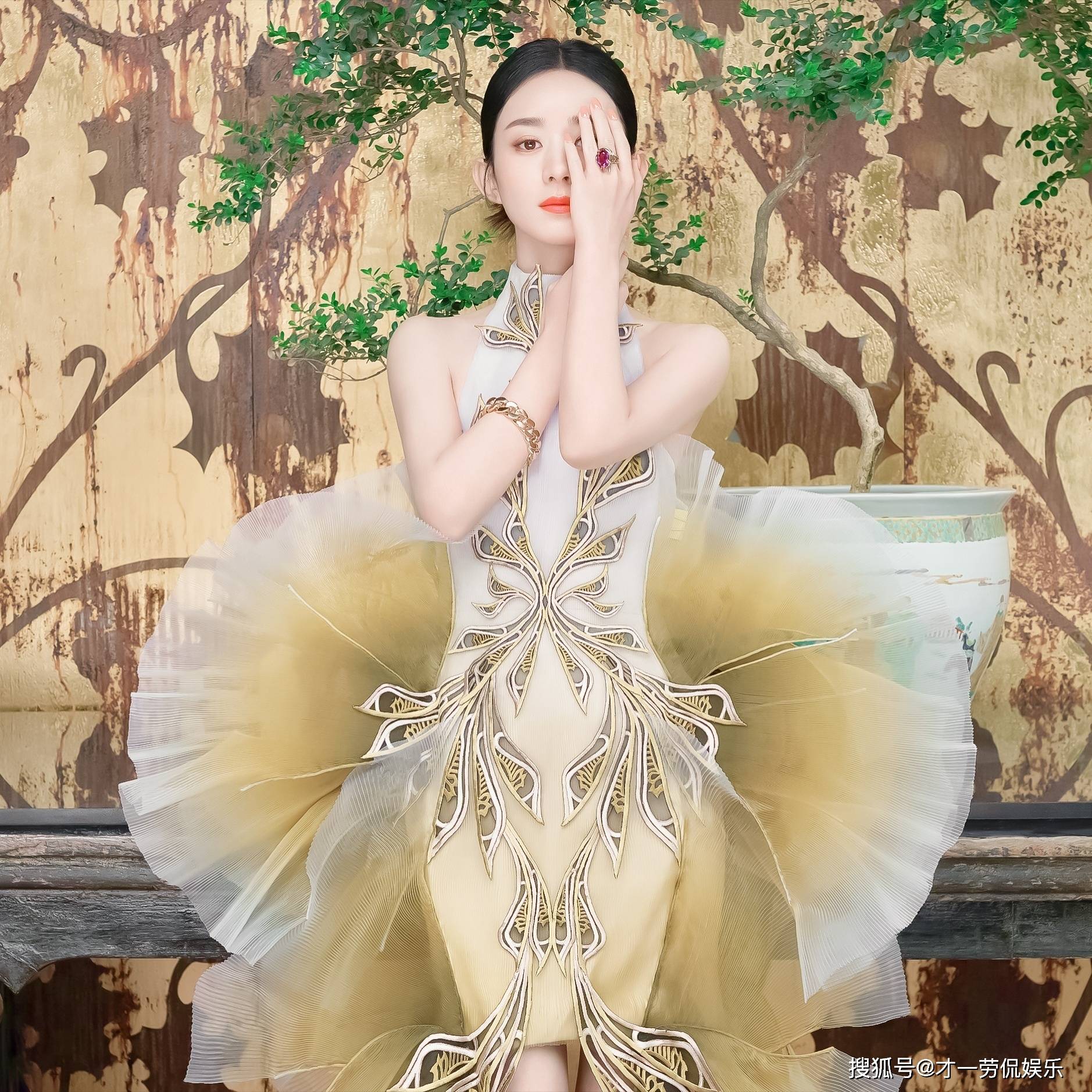 赵丽颖最新时尚大片来袭,一身红衣宛如女侠,这也太飒了吧