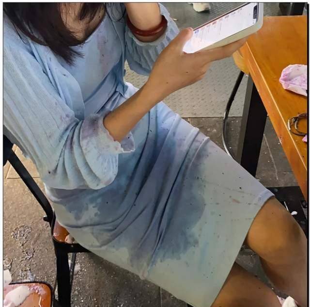当天她穿着一身漂亮的套裙,全湿透了,现场狼狈不堪.