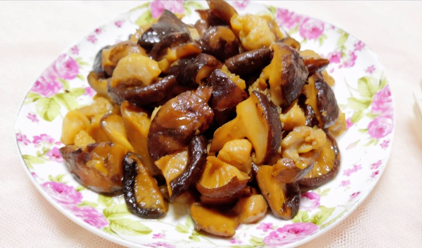 酱汁浓郁的鸡腿肉焖香菇,一道好吃的家常菜
