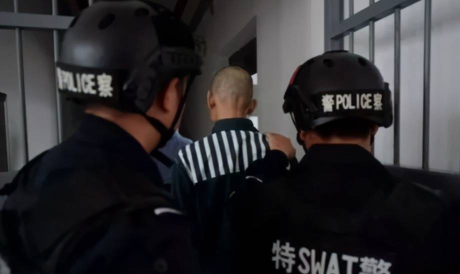 庄河大学城一大学生向同学敬酒遭无视 上前挑衅打死一拉架女生