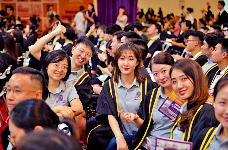 赖俊霖建议,深圳尝试设计来深的「港澳青年人才卡」机制,扩大和细分